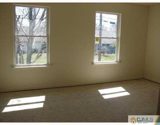 8 Markham Road Edison, NJ 08817 - Photo 4 of 7 an empty room with windows