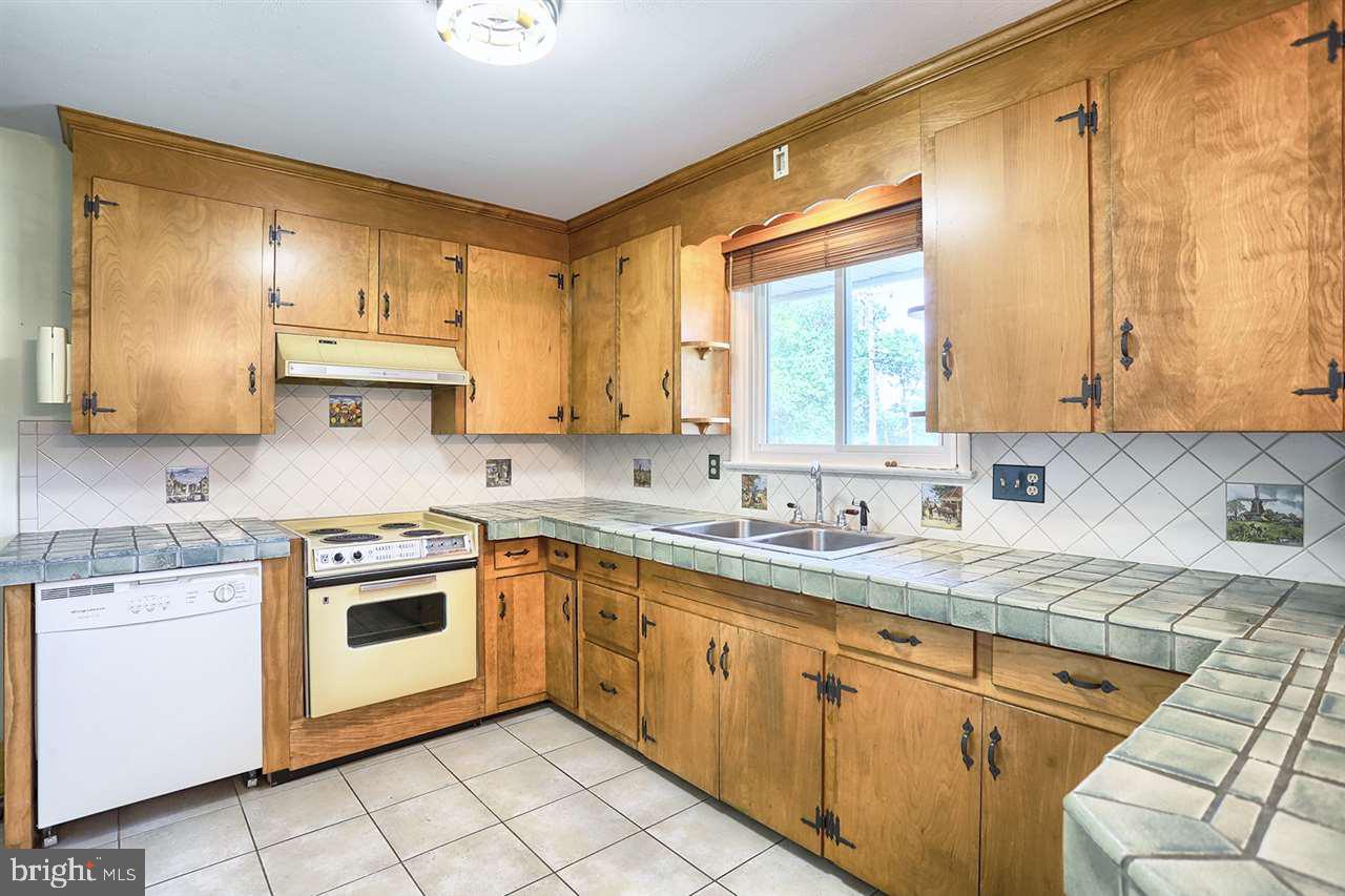 204 Hilltop Road Boiling Springs, PA 17007 - Photo 3 of 25 Gallery Image 3