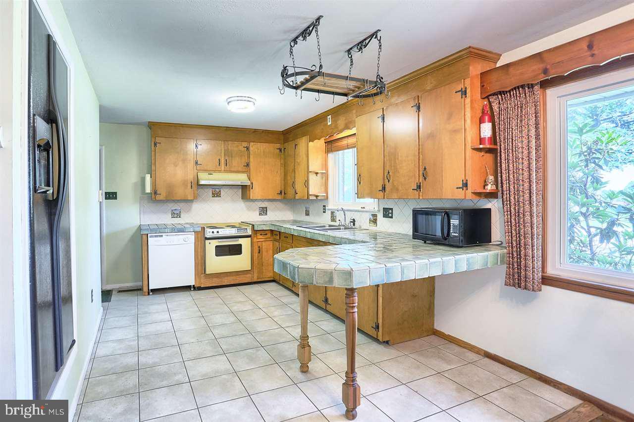 204 Hilltop Road Boiling Springs, PA 17007 - Photo 4 of 25 Gallery Image 4