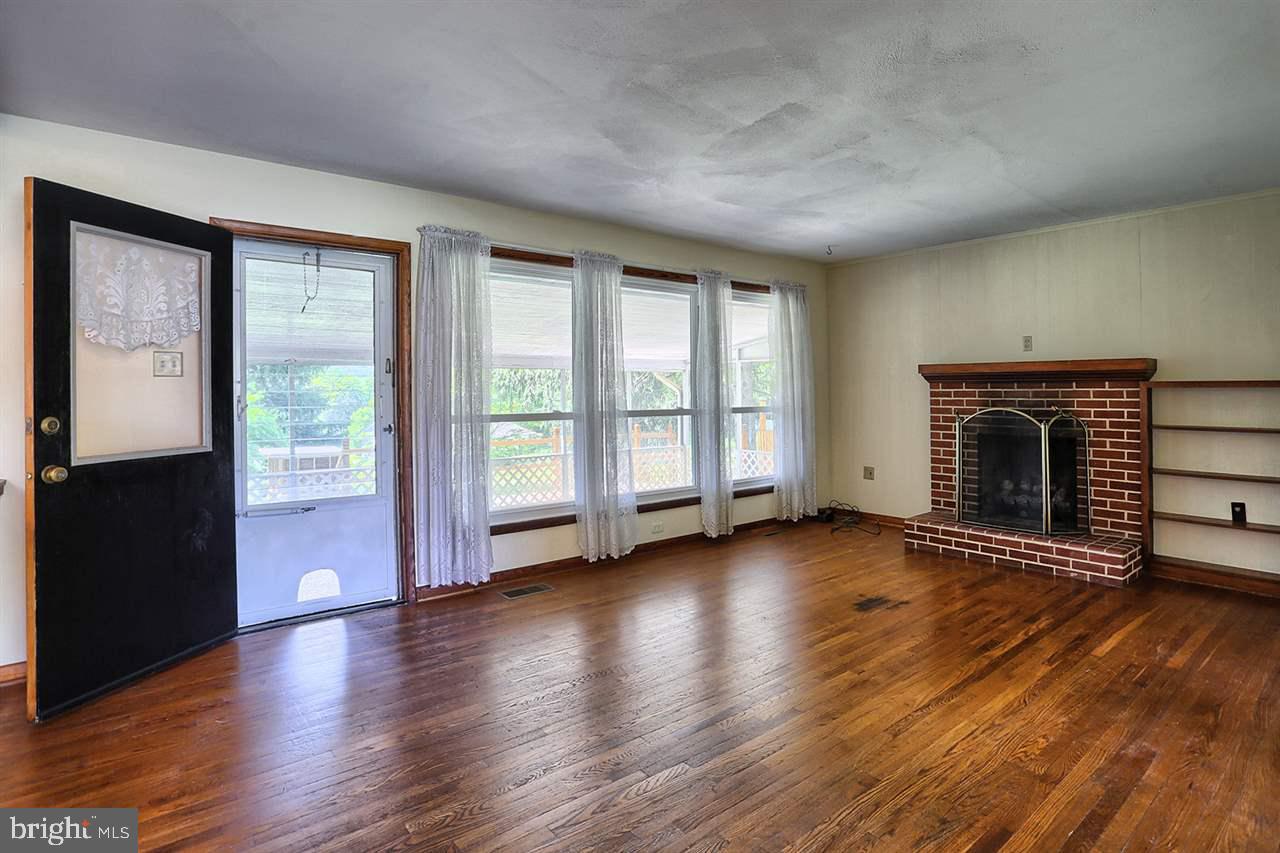 204 Hilltop Road Boiling Springs, PA 17007 - Photo 5 of 25 Gallery Image 5