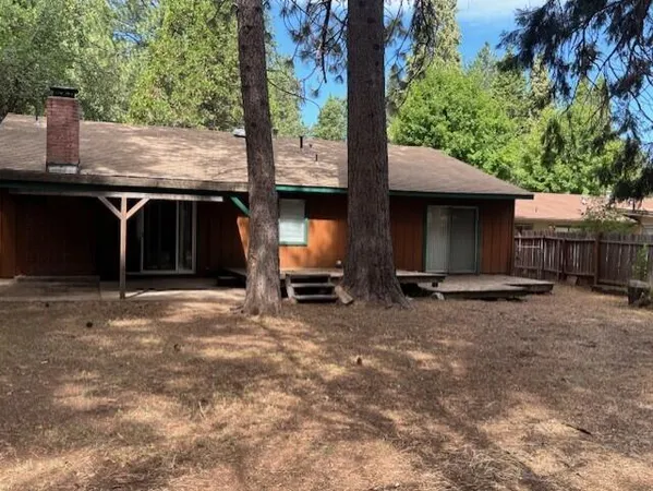 a view of a backyard