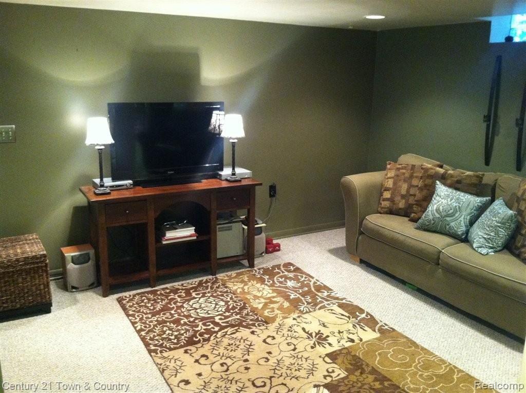 2267 Highsplint Drive Rochester, MI 48307 - Photo 20 of 29 Entertain