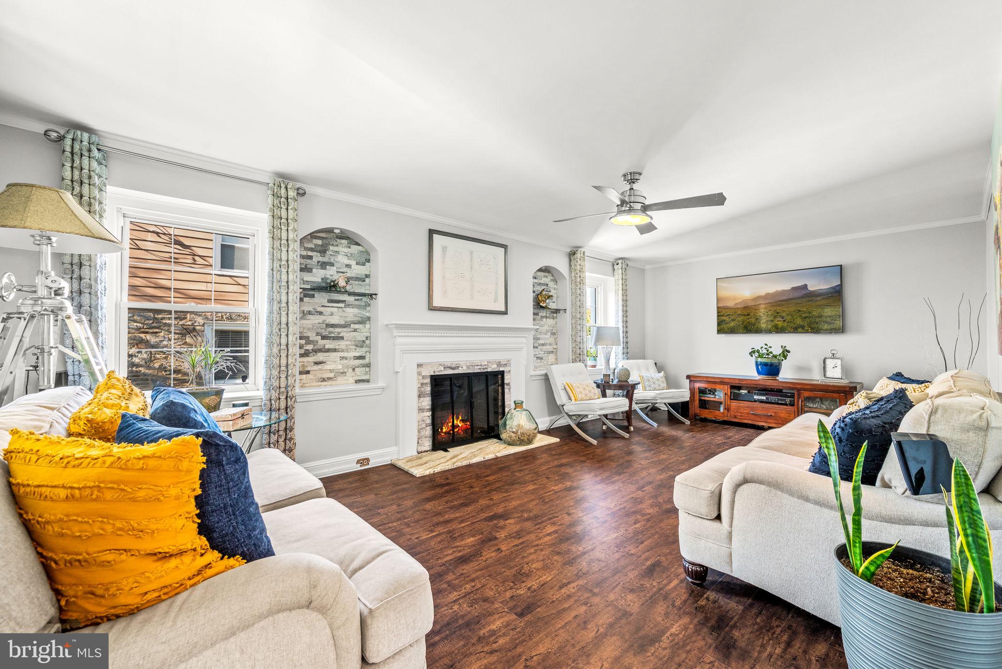 221 Brock Road Springfield, PA 19064 - Photo 6 of 33 DRAMATIC LIVING ROOM