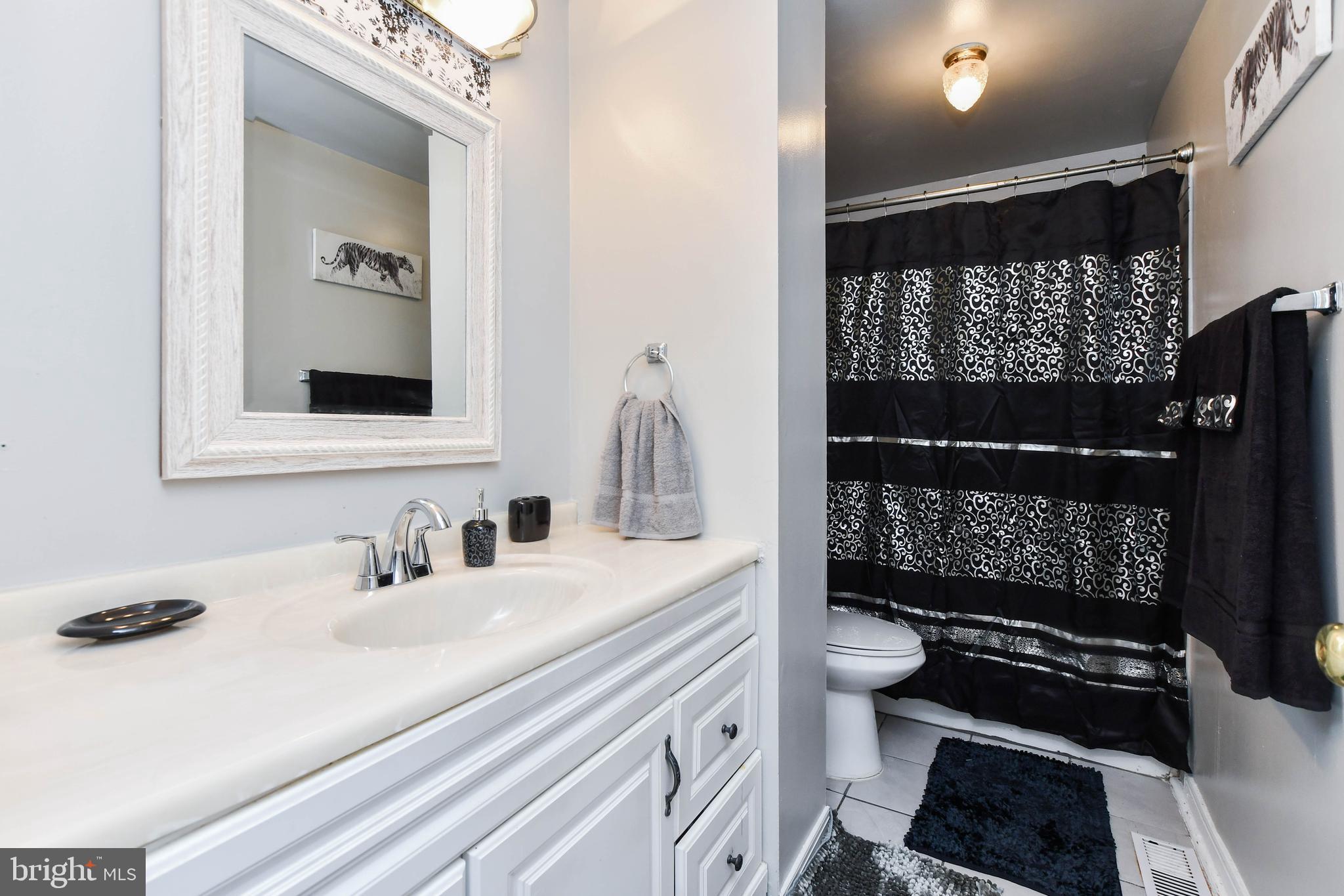 12608 Lunan Road Clinton, MD 20735 - Photo 18 of 39 Upper Level Bathroom.
