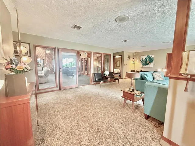 $570,000 | 25101 State Hwy EE, Maryville, MO 64468