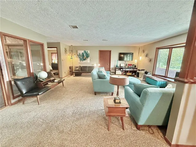 $570,000 | 25101 State Hwy EE, Maryville, MO 64468