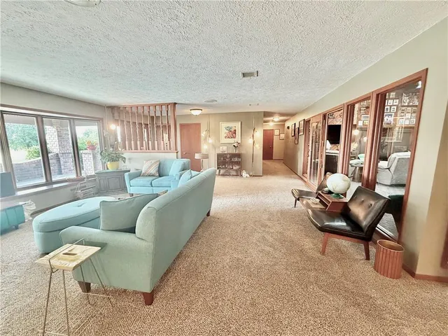 $570,000 | 25101 State Hwy EE, Maryville, MO 64468