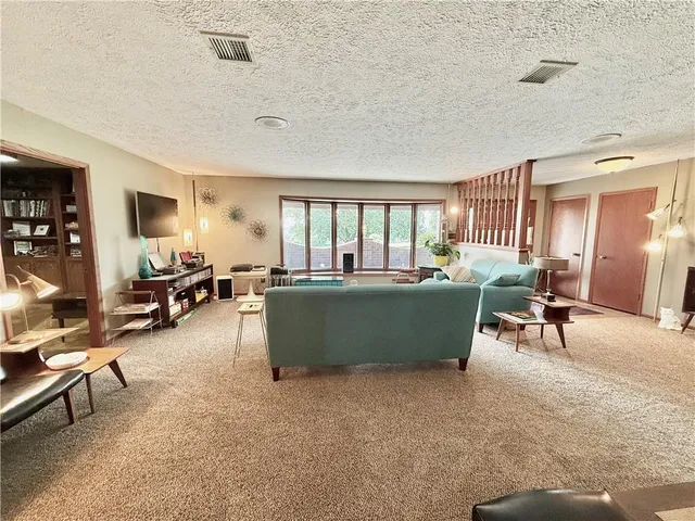 $570,000 | 25101 State Hwy EE, Maryville, MO 64468