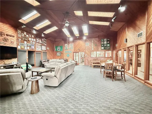 $570,000 | 25101 State Hwy EE, Maryville, MO 64468