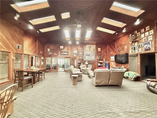 $570,000 | 25101 State Hwy EE, Maryville, MO 64468