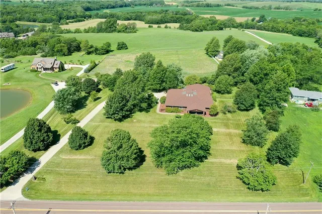 $570,000 | 25101 State Hwy EE, Maryville, MO 64468