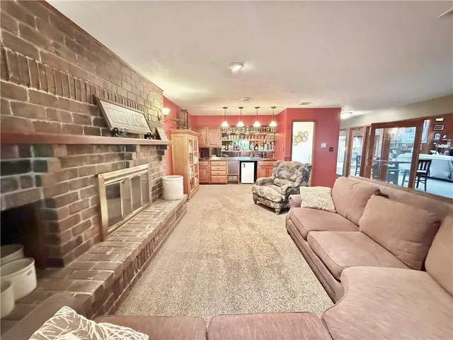 $570,000 | 25101 State Hwy EE, Maryville, MO 64468