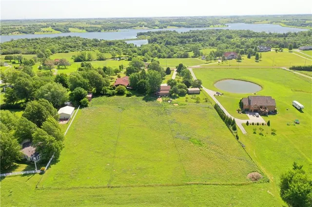 $570,000 | 25101 State Hwy EE, Maryville, MO 64468