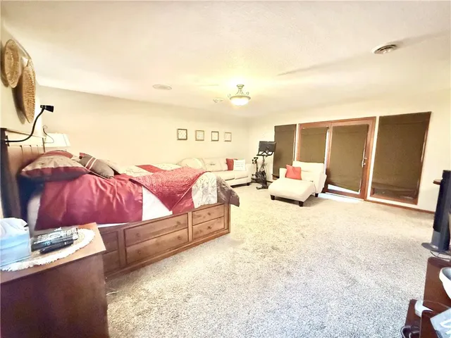 $570,000 | 25101 State Hwy EE, Maryville, MO 64468