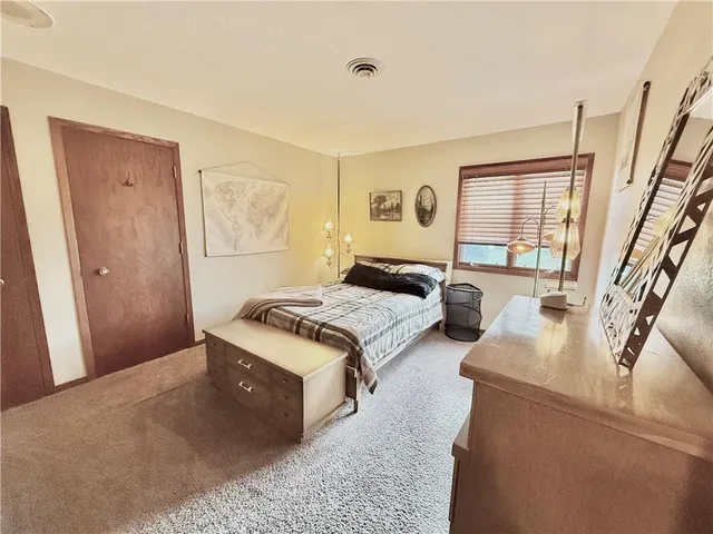 $570,000 | 25101 State Hwy EE, Maryville, MO 64468