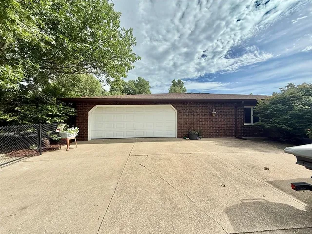 $570,000 | 25101 State Hwy EE, Maryville, MO 64468