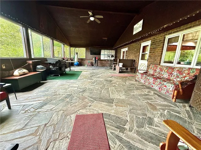 $570,000 | 25101 State Hwy EE, Maryville, MO 64468