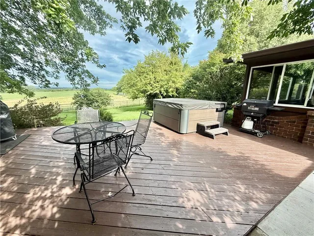 $570,000 | 25101 State Hwy EE, Maryville, MO 64468