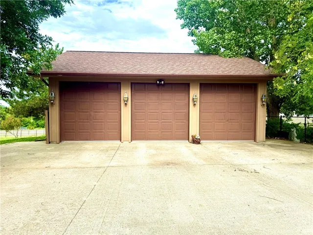 $570,000 | 25101 State Hwy EE, Maryville, MO 64468