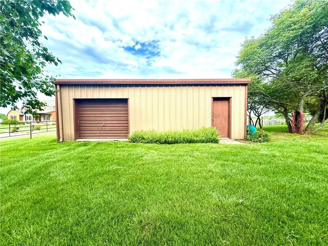 $570,000 | 25101 State Hwy EE, Maryville, MO 64468