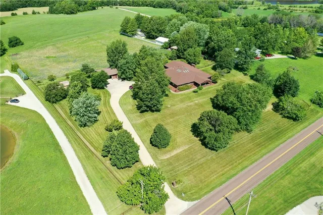 $570,000 | 25101 State Hwy EE, Maryville, MO 64468