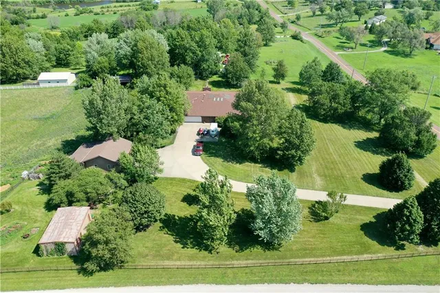 $570,000 | 25101 State Hwy EE, Maryville, MO 64468