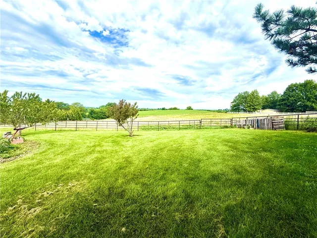 $570,000 | 25101 State Hwy EE, Maryville, MO 64468