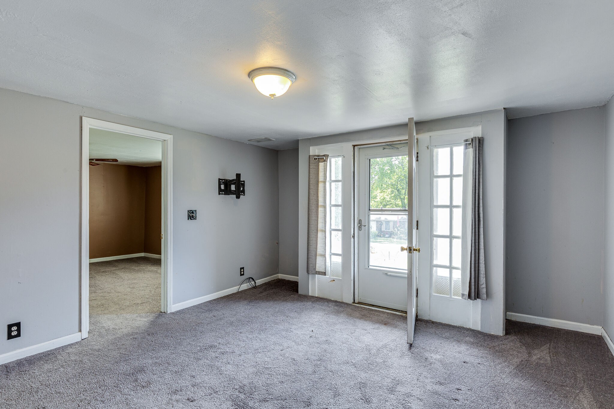 675 Holloway Road Lebanon, TN 37090 - Photo 11 of 32 an empty room with windows and closet