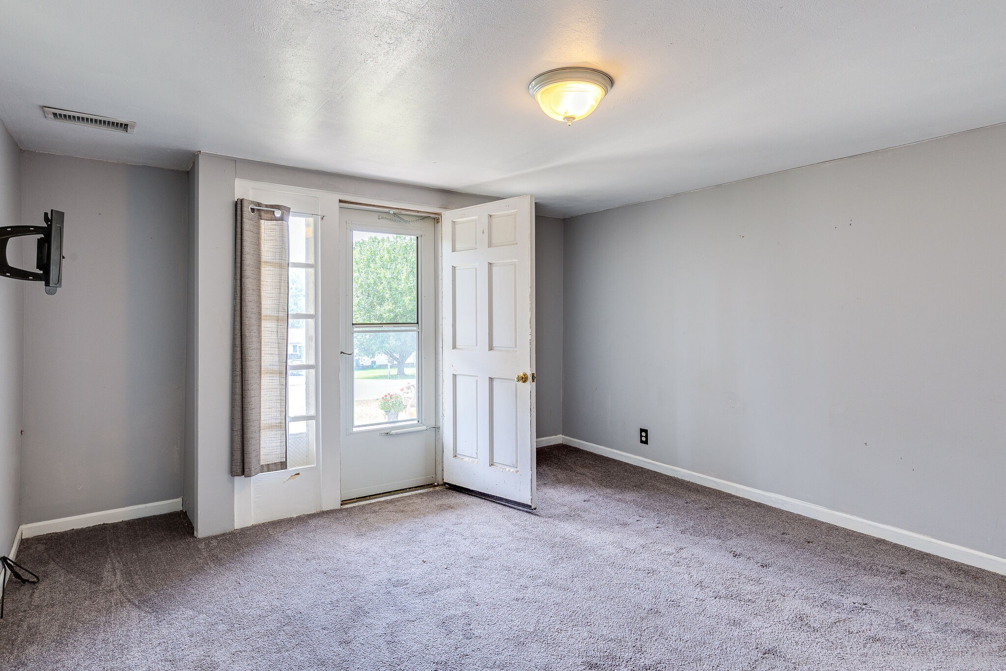 675 Holloway Road Lebanon, TN 37090 - Photo 10 of 32 an empty room with windows