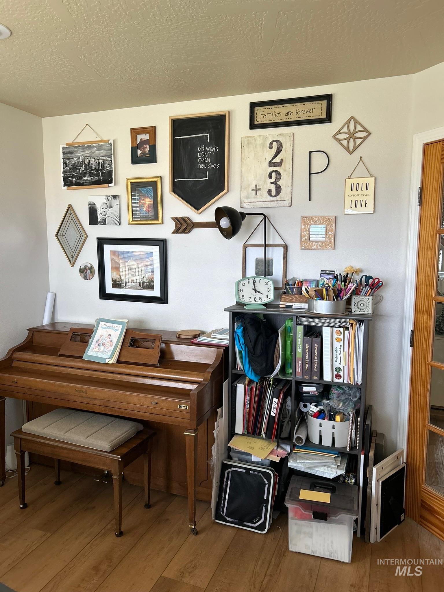 3091 Echo Road Nyssa, OR 97913 - Photo 23 of 36 Sitting room featuring wood finished floors and a textured ceiling