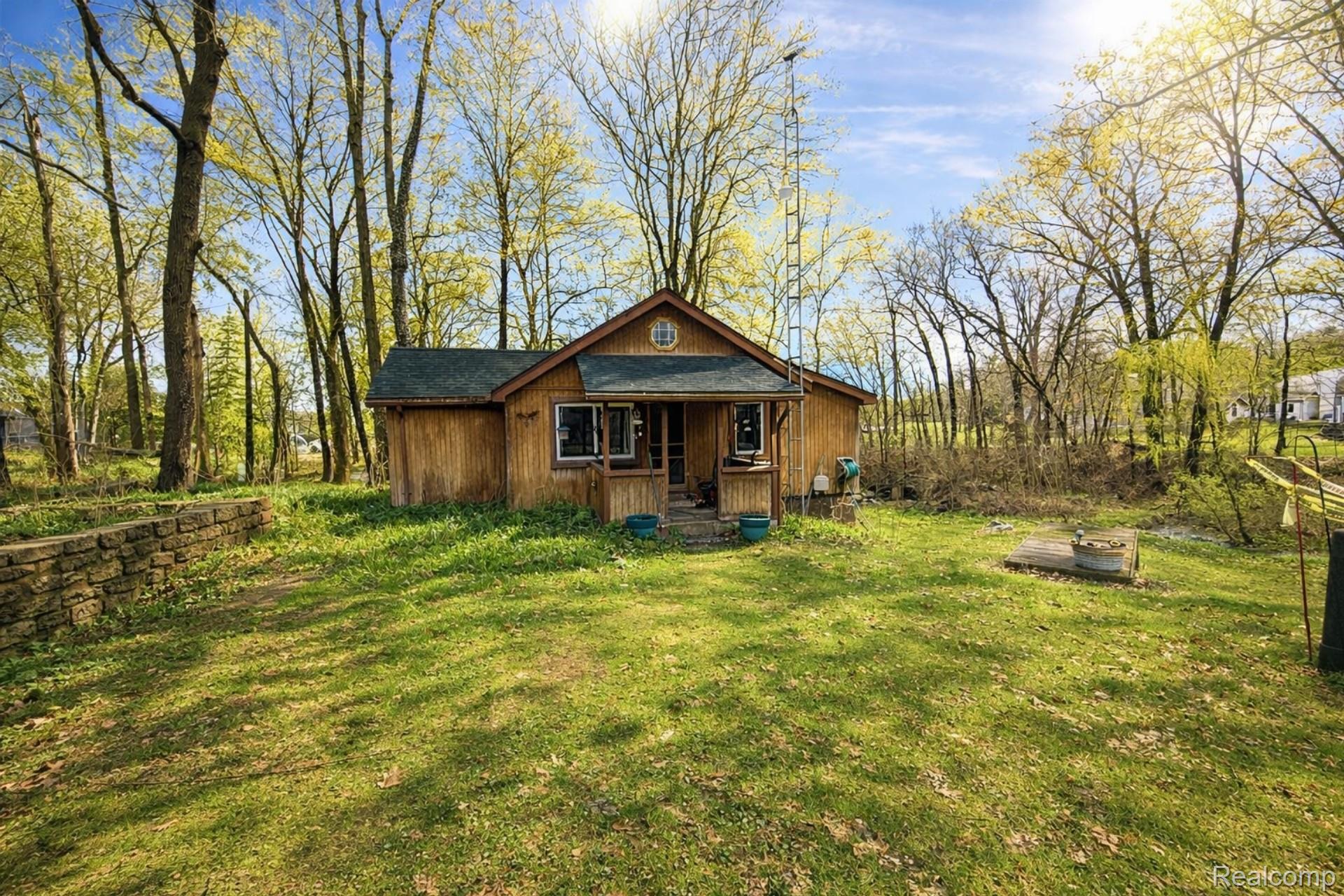 10044 Locust Drive Fenton, MI 48430 - Photo 1 of 20 Virtually Staged (23).jpg