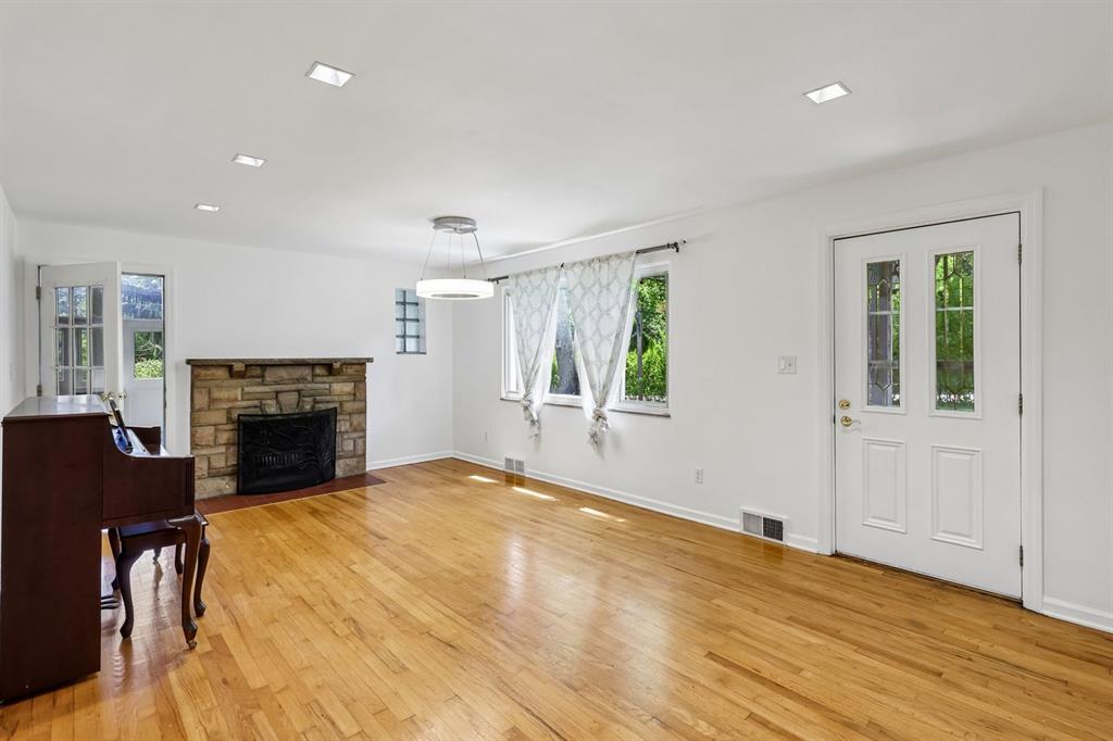 880 Fairview Road Pittsburgh, PA 15238 - Photo 6 of 46 Gallery Image 6