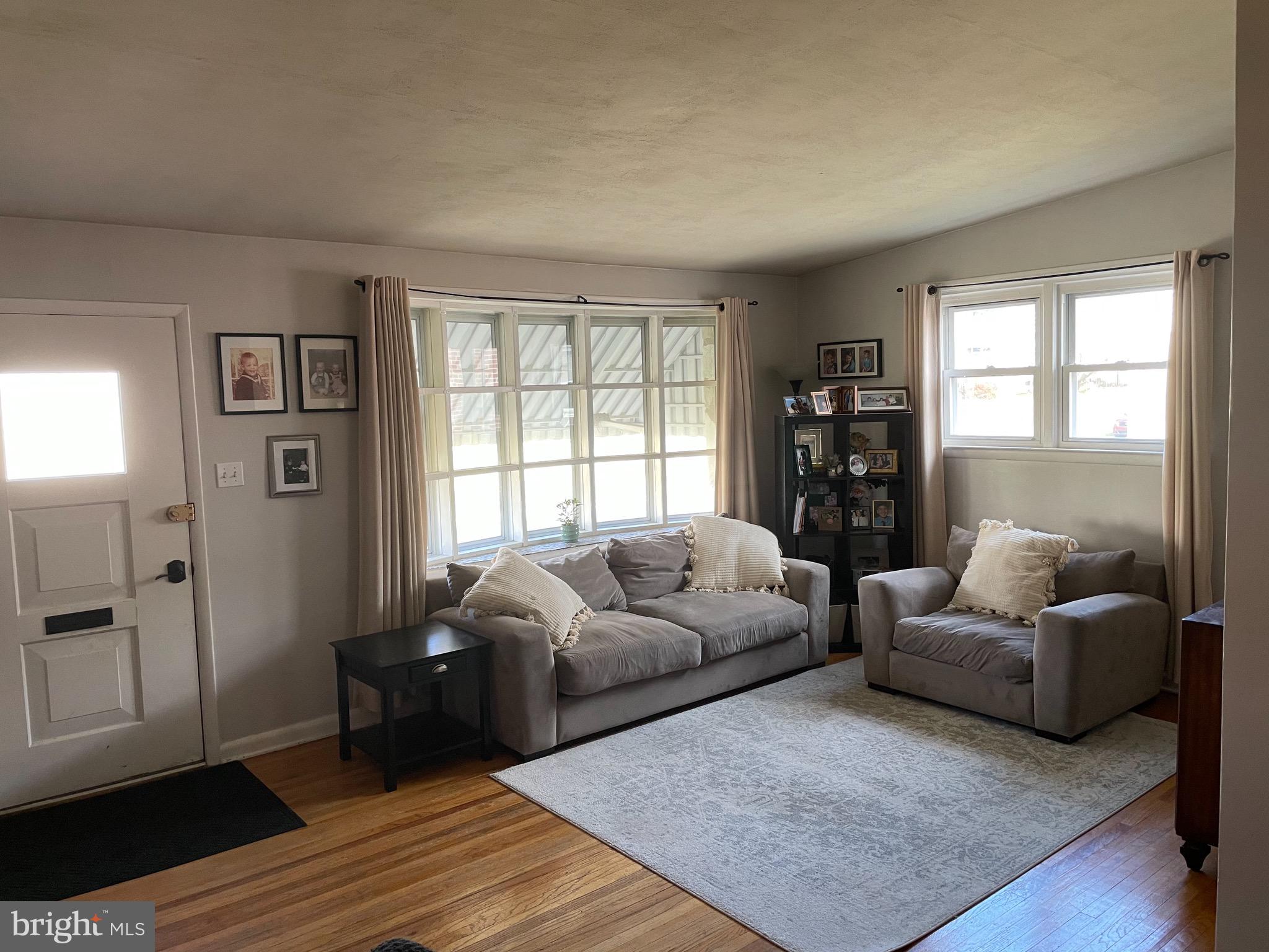 615 Wanamaker Road Jenkintown, PA 19046 - Photo 2 of 23 Living room