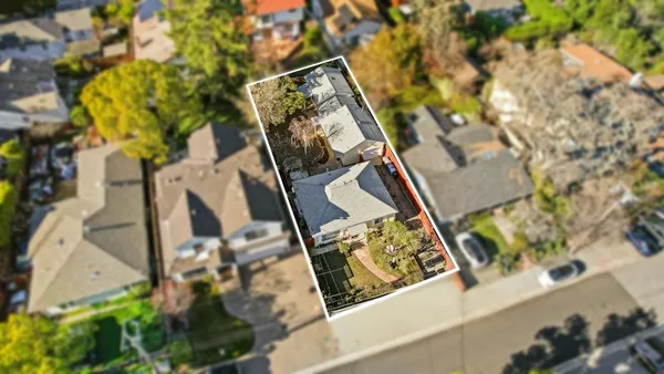 a view of a backyard