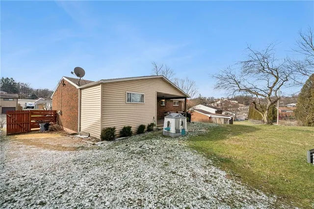 a view of a house with backyard
