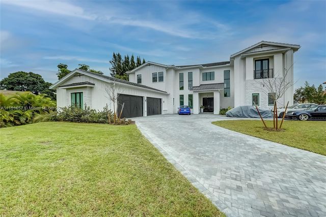 a view of a livingroom with furniture
