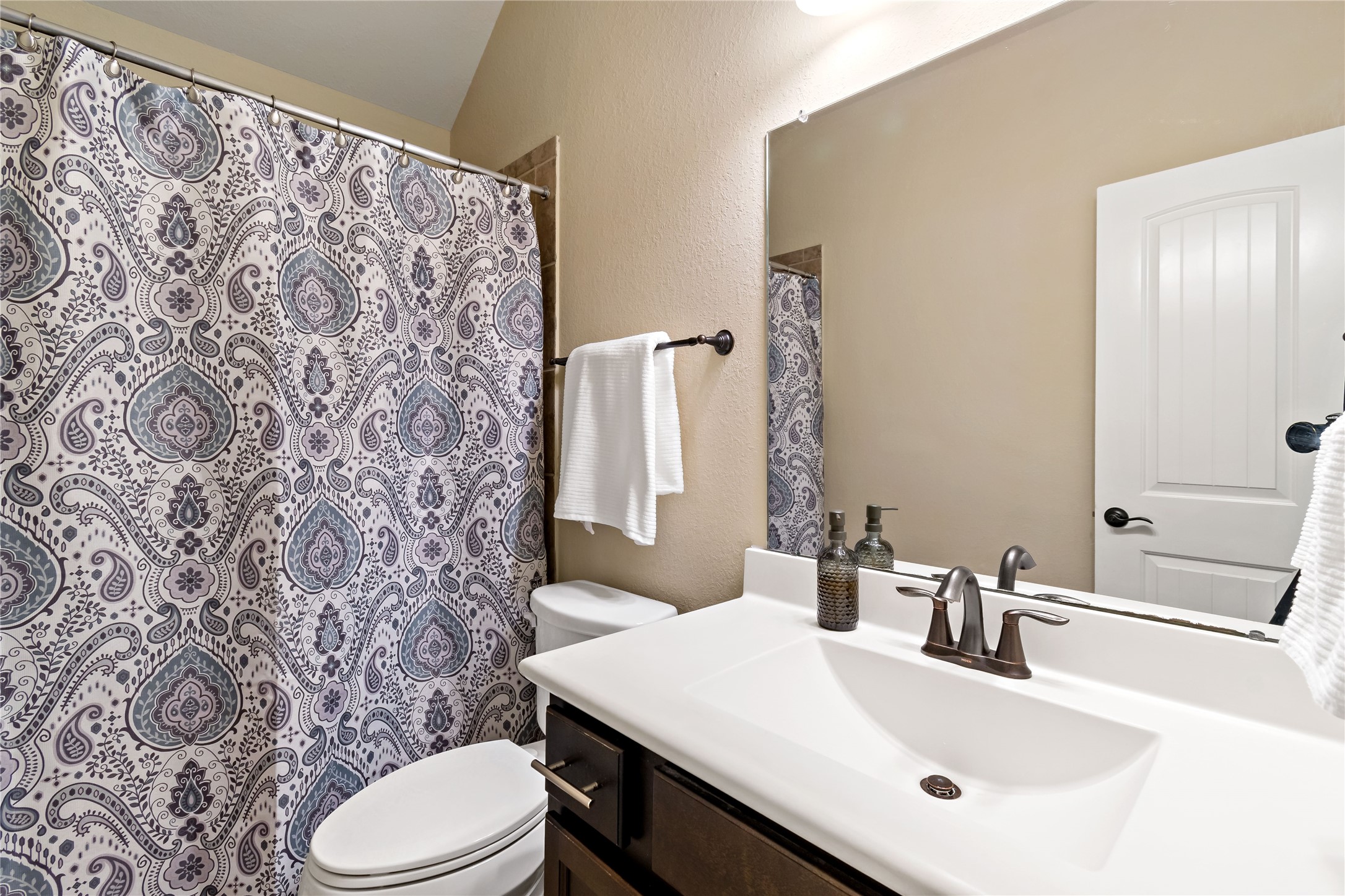 13102 Dover Bluff Drive Rosharon, TX 77583 - Photo 43 of 50 Upstairs Guest Bath 1