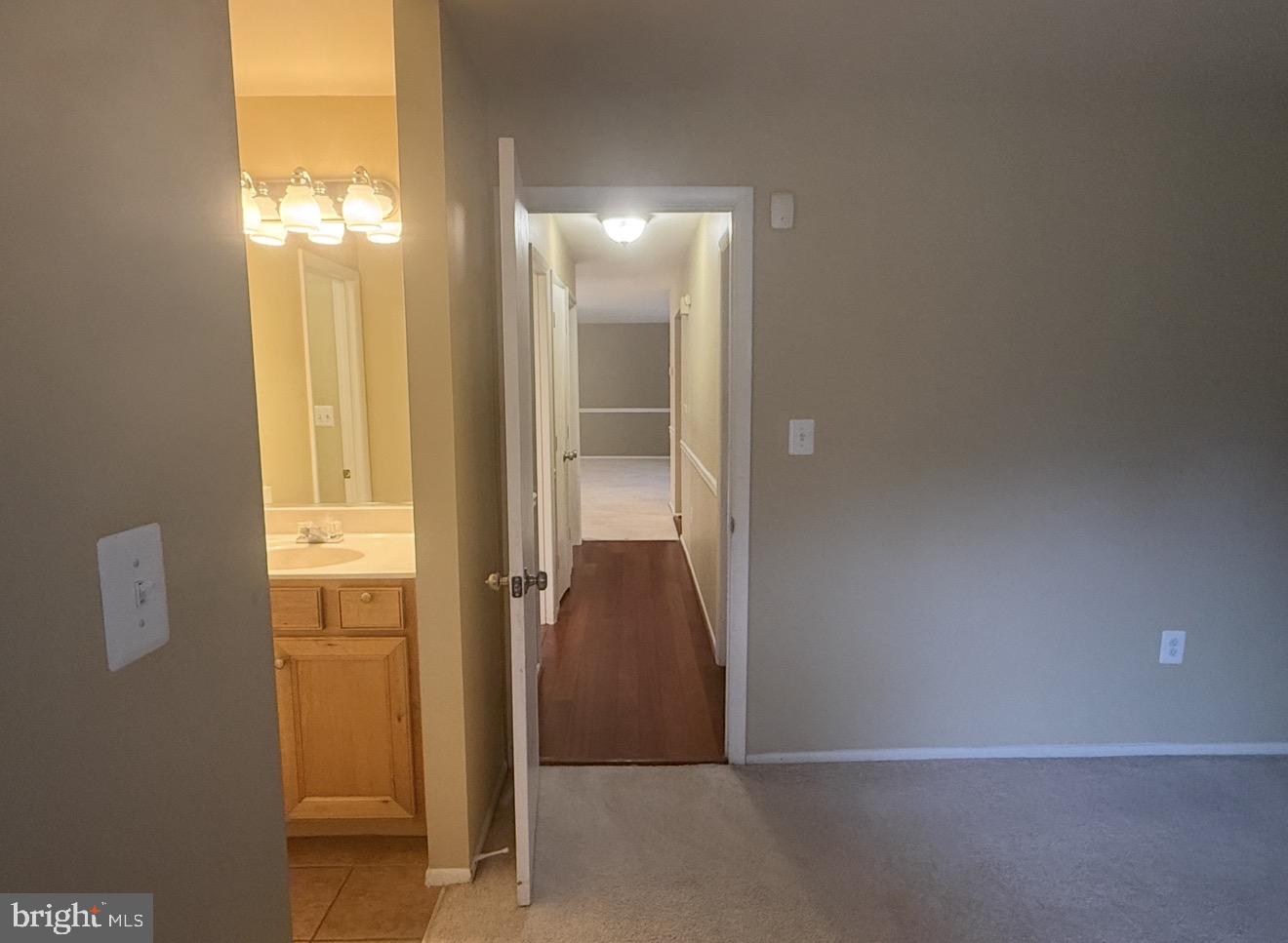 8141 Needwood Road, Unit T103 Derwood, MD 20855 - Photo 26 of 58 Hallway