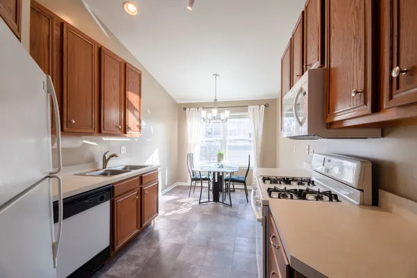 $339,990 | 113 Meredith Lane, Unit 103, Streamwood, IL 60107