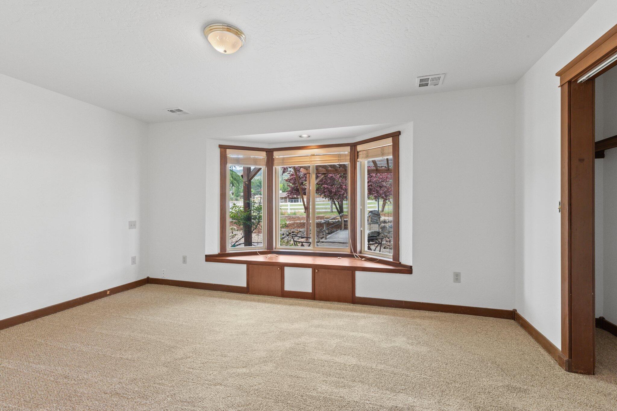 3703 Livingston Road Medford, OR 97502 - Photo 16 of 28 Bedroom with nook