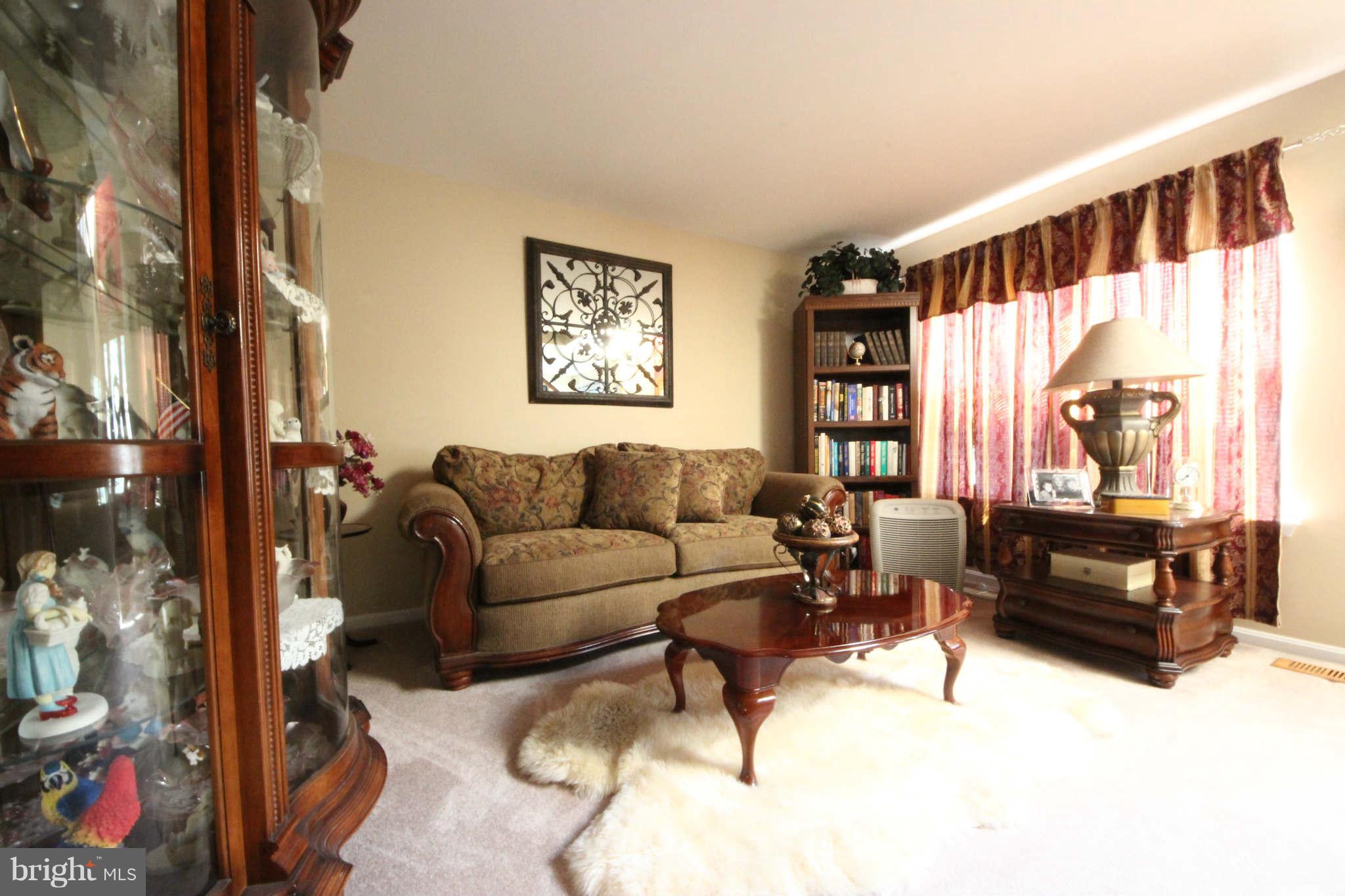 83 Yew Road Baltimore, MD 21221 - Photo 4 of 28 Living Room