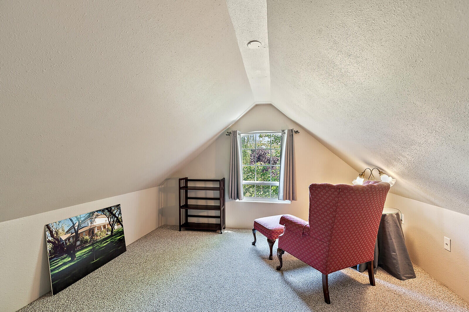 2056 Knowles Road Medford, OR 97501 - Photo 27 of 35 Extra sitting room off of the Bonus room