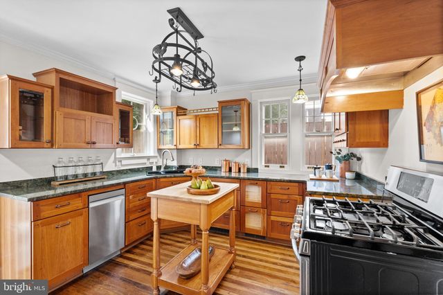$1,400,000 | 204 Elm Street, Alexandria, VA 22301