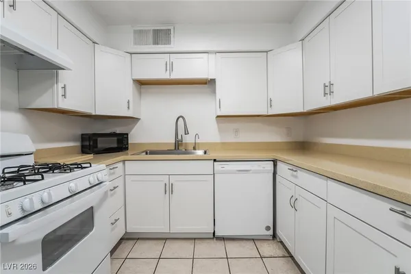 $1,350 | 4302 Lynnann, Las Vegas, NV 89110