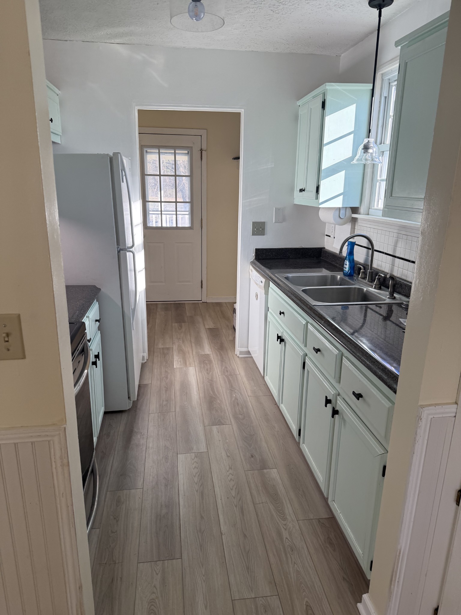 6489 Old Highway 431 South Springfield, TN 37172 - Photo 9 of 21 a kitchen with granite countertop a sink stove and refrigerator