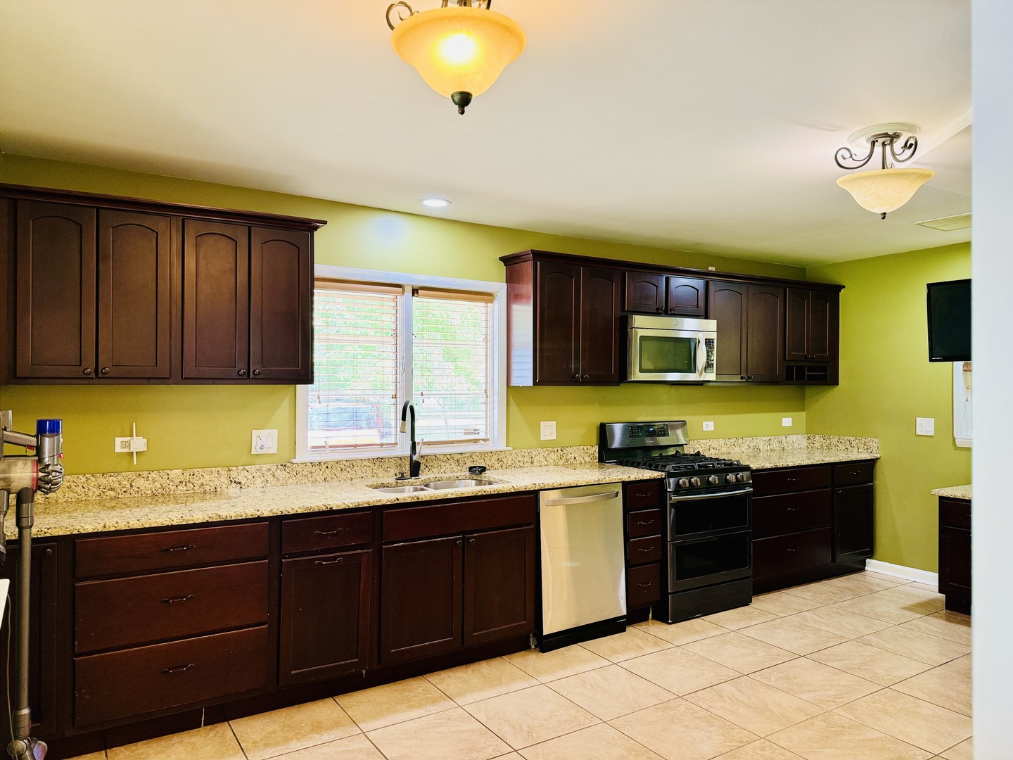 1570 Church Road Aurora, IL 60505 - Photo 11 of 24 Gallery Image 11