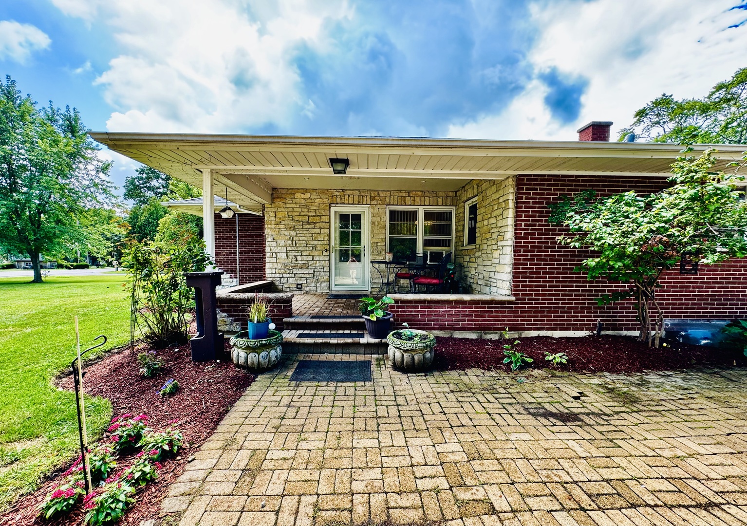 1570 Church Road Aurora, IL 60505 - Photo 2 of 24 Gallery Image 2