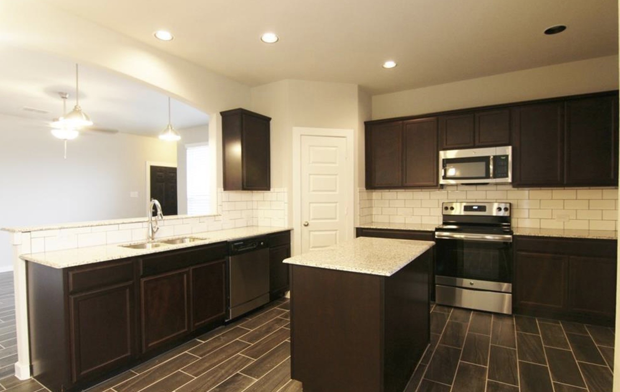 146 Parkgate Street, Unit B Conroe, TX 77304 - Photo 5 of 11 Gallery Image 5
