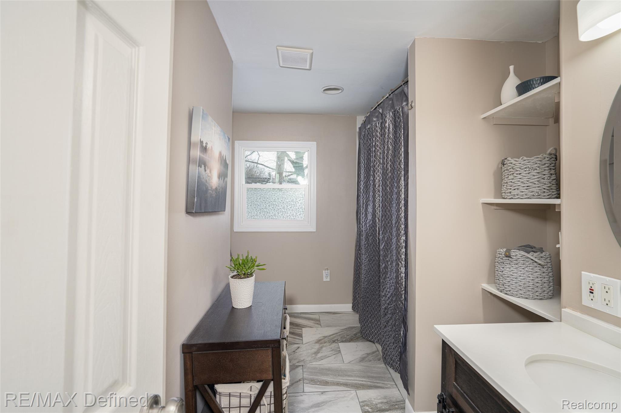 3231 Melvin Avenue Rochester, MI 48307 - Photo 28 of 34 2nd Floor Updated Bathroom