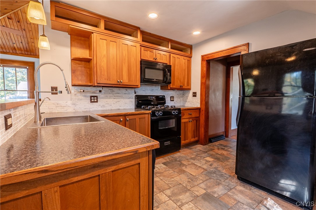 737 West Thomas Street Rome, NY 13440 - Photo 6 of 34